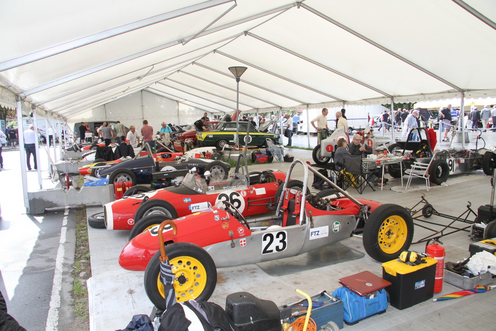 Der bliver arbejdet på de historiske biler
(Foto: Motorsporten.dk)